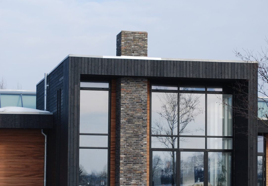 Mørk patinerede maskinrensede mursten giver bygningen et rustikt udtryk, perfekt til at skabe karakter i moderne og klassiske design.