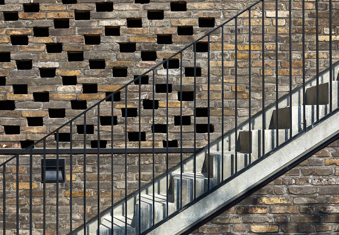 Historien bevaret og videreført ved hjælp af gule patinerede mursten, oprindeligt fra det ikoniske Søndermarkshus fra 1878.