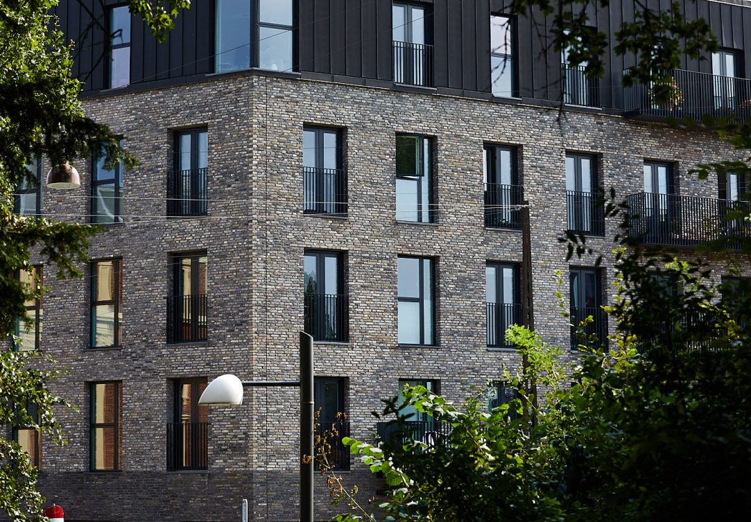 Historien bevaret og videreført ved hjælp af gule patinerede mursten, oprindeligt fra det ikoniske Søndermarkshus fra 1878.