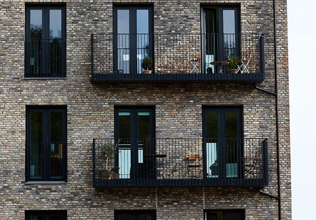 Historien bevaret og videreført ved hjælp af gule patinerede mursten, oprindeligt fra det ikoniske Søndermarkshus fra 1878.