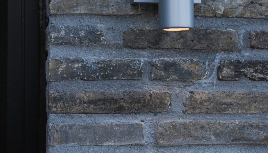 Mørk patinerede maskinrensede mursten giver bygningen et rustikt udtryk, perfekt til at skabe karakter i moderne og klassiske design.