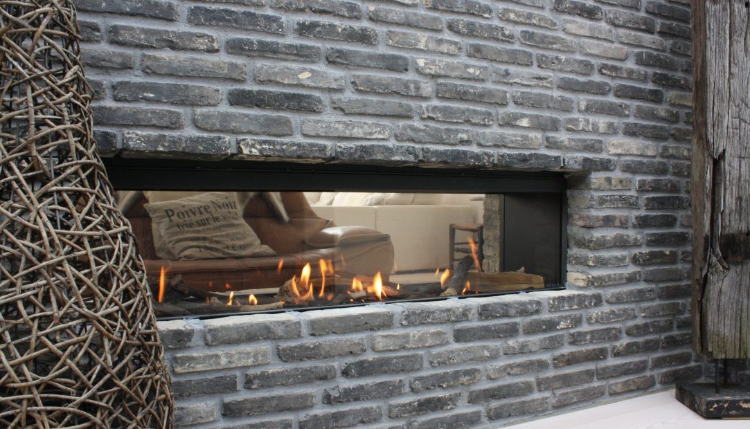 Mørk patinerede maskinrensede mursten giver bygningen et rustikt udtryk, perfekt til at skabe karakter i moderne og klassiske design.