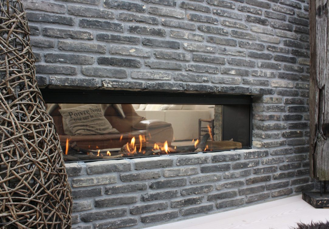 Mørk patinerede maskinrensede mursten giver bygningen et rustikt udtryk, perfekt til at skabe karakter i moderne og klassiske design.