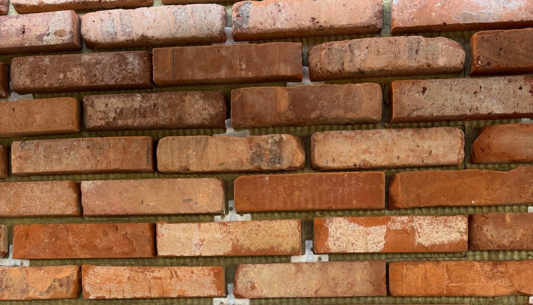 Rockwool med røde skaller