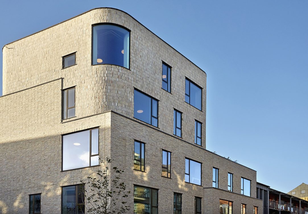 Gule murstensskaller i den smukke bløde hjørnebygning. Murstenene er leveret af Gamle Mursten i samarbejde med Sto Danmark A/S.