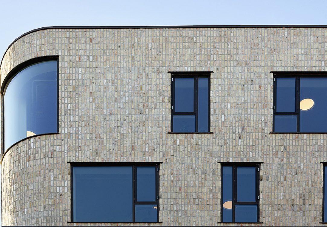 Gule murstensskaller i den smukke bløde hjørnebygning. Murstenene er leveret af Gamle Mursten i samarbejde med Sto Danmark A/S.