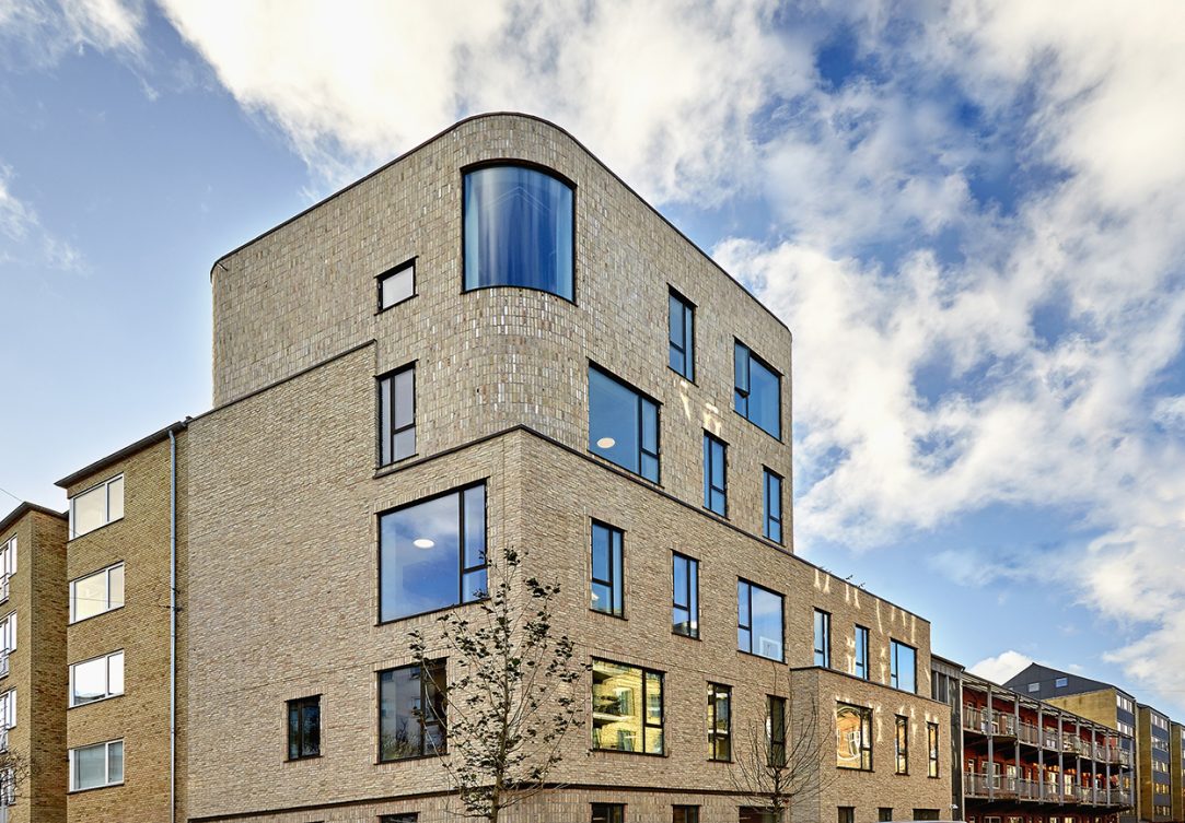 Gule murstensskaller i den smukke bløde hjørnebygning. Murstenene er leveret af Gamle Mursten i samarbejde med Sto Danmark A/S.