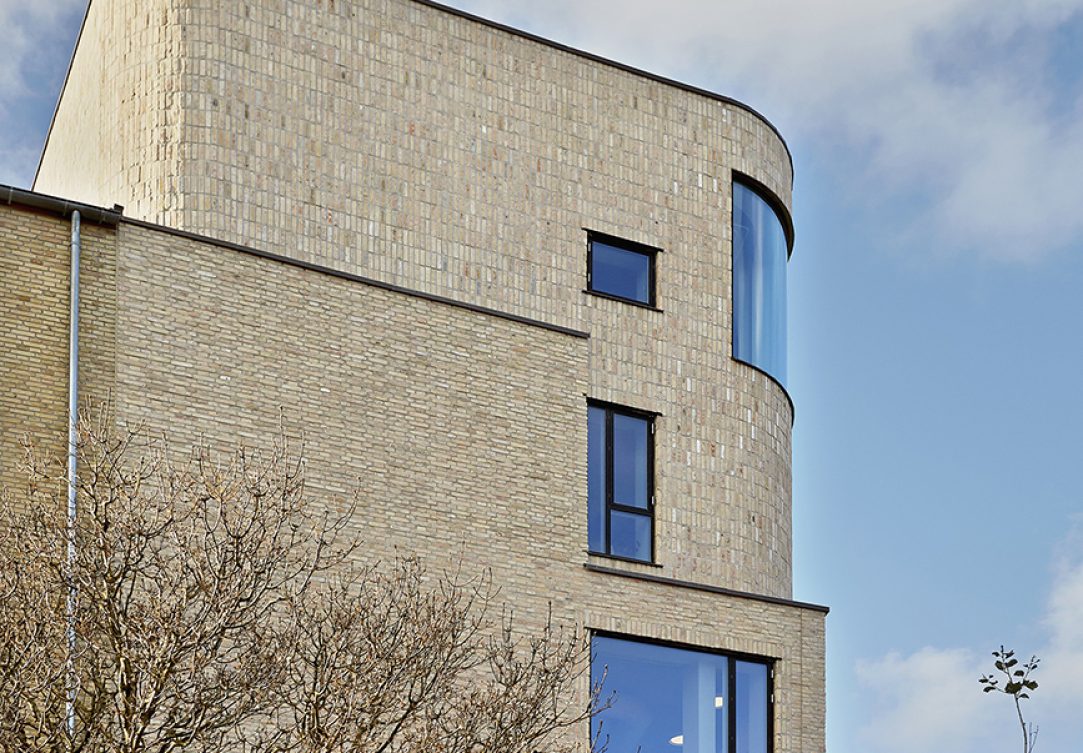 Gule murstensskaller i den smukke bløde hjørnebygning. Murstenene er leveret af Gamle Mursten i samarbejde med Sto Danmark A/S.