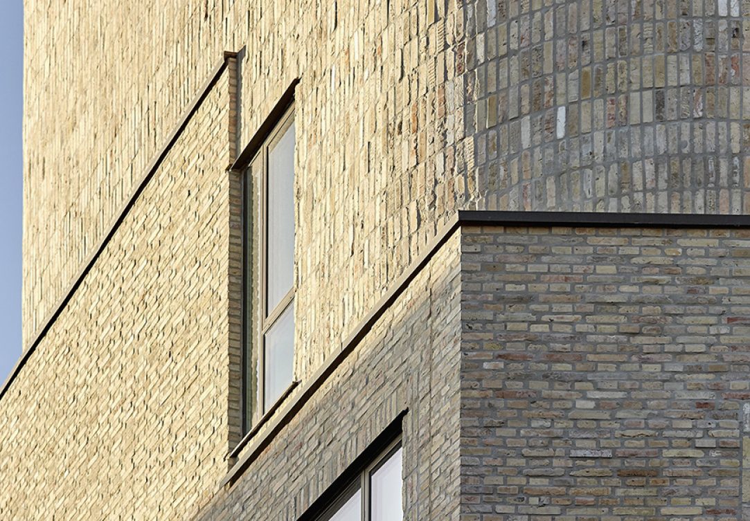 Gule murstensskaller i den smukke bløde hjørnebygning. Murstenene er leveret af Gamle Mursten i samarbejde med Sto Danmark A/S.