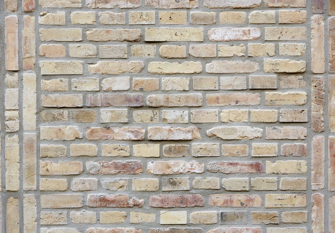 Gule murstensskaller i den smukke bløde hjørnebygning. Murstenene er leveret af Gamle Mursten i samarbejde med Sto Danmark A/S.