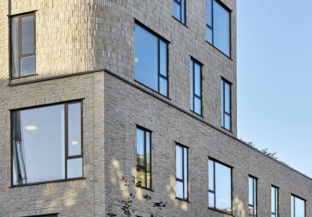 Gule murstensskaller i den smukke bløde hjørnebygning. Murstenene er leveret af Gamle Mursten i samarbejde med Sto Danmark A/S.