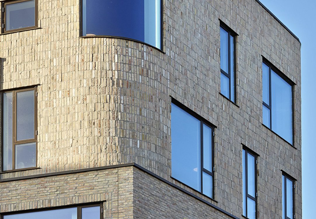 Gule murstensskaller i den smukke bløde hjørnebygning. Murstenene er leveret af Gamle Mursten i samarbejde med Sto Danmark A/S.