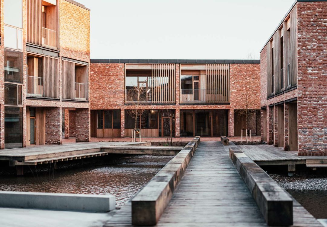 Det færdige byggeri i Horsens. Til håndværkskollegiet er brugt røde maskinrensede mursten.